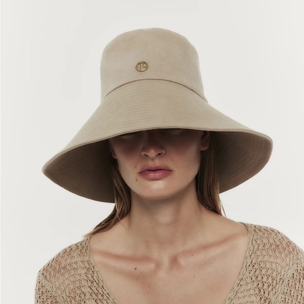 NWT Janessa Leone 100% Organic Cotton Hat in Tan. Size Medium.